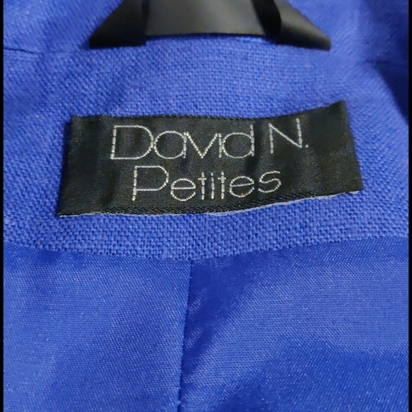 A Ladies Jacket - Picture 4 of 12